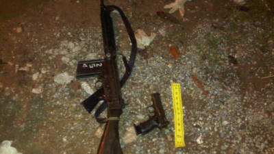 Las armas halladas en la zona son una pistola nueve milímetros y un fusil Fal.