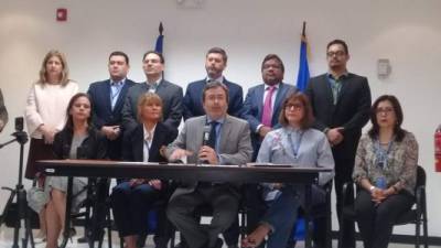 Juan Jiménez Mayor, vocero de la Maccih en Honduras, habla en conferencia de prensa en Tegucigalpa.