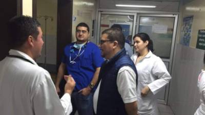 Francis Contreras hablando con los médicos.