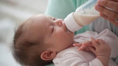 La leche materna donada ayuda alimentar a los bebés prematuras, cuyas madres no pueden alimentarlos, ya que se encuentra mal de salud.
