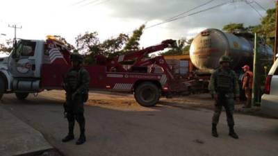 Fotografía cedida este jueves, que muestra a efectivos del Ejercito Mexicano durante la confiscación de un tractocamión con hidrocarburo robado en el estado de Tabasco (México). EFE