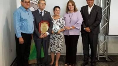 HONOR. El alcalde de Choloma Leopoldo Crivelli, Armando Amaya, Doribel Marín, Verónica Torres, presidenta de la Cámara de Choloma, y Menoti Maradiaga, durante la ceremonia.