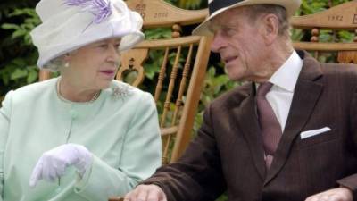 La reina Isabel II y el príncipe Felipe en una foto de archivo.