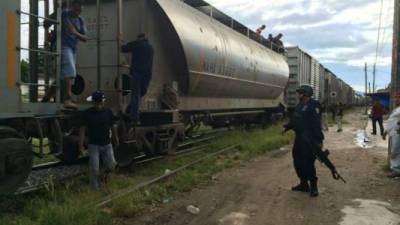 Policías Federales y agentes del INM, bajaron de los vagones del tren a los centroamericanos que iban hacia Estados Unidos.