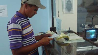 Foto de un hondureños que realiza trámites en el consulado en Estados Unidos. Foto de archivo.