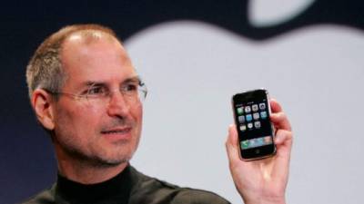 Steve Jobs presentando el iPhone en 2007. Jobs, fallecido en 2011, vivió lo suficiente para ver el éxito que su innovador teléfono cosechó.