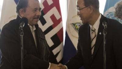 El presidente de Nicaragua, Daniel Ortega, saluda al secretario general de Naciones Unidas, Ban Ki-moon en el aeropuerto Agusto C. Sandino Airport en Managua.