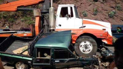 El pesado vehículo quedó sobre el pick-up conducido por José Luis Pineda.