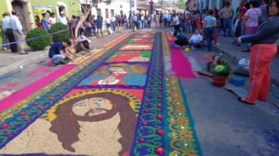 Cada año centenares de personas nacionales y extranjeros disfrutan de las alfombras.