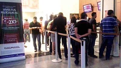Las filas para ingresar a los cines eran enormes. Fotos: Cristina Santos.