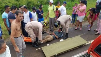 Momento en el que los Bomberos atendían al conductor de la motocicleta, Oscar Aurelio Pozo