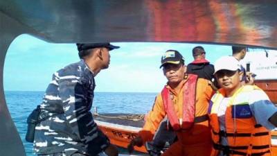 Imagen facilitada por Lantamal que muestra un barco de la Armada indonesia en busca de las víctimas del accidente de la policía en las aguas de Senayang, Riau Islas, Indonesia, 03 de diciembre de 2016. EFE