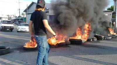 Un manifestante muestra su indignación por los constantes apagones.