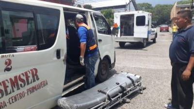 Los paramédicos se hicieron presentes a la escena del accidente para atender a los heridos.