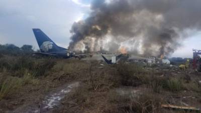 Un avión comercial de la aerolínea Aeroméxico con 101 personas a bordo se estrelló hoy en las inmediaciones Aeropuerto Guadalupe Victoria de Durango, en el norte del país, sin dejar víctimas mortales.