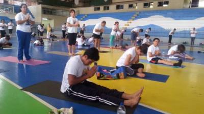 El yoga fue impartido por profesionales en la materia quienes dieron consejos prácticos a los participantes.