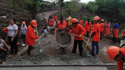 LABOR. Mujeres y hombres trabajan en un proyecto de carretera en el centro del país.