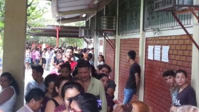 Padres de familia y estudiantes hacen fila para inscribirse en el instituto JTR.