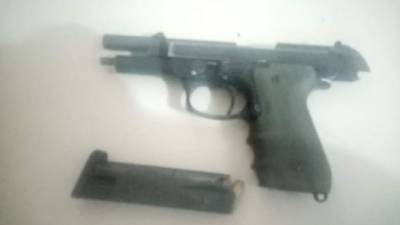 El arma decomisada al detenido Adaly Fúnez.