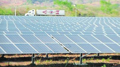 Paneles solares en una generadora de la zona sur del país, también entran en las renegociaciones.