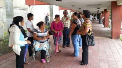 Los pacientes afectados manifiestan su malestar esta mañana el hospital Mario Rivas de San Pedro Sula.