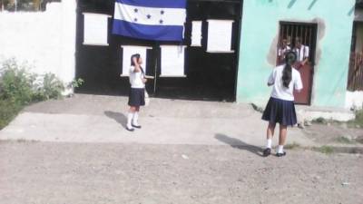 Estudiantes de secundaria en Colinas Santa Bárbara, se tomaron las instalaciones.