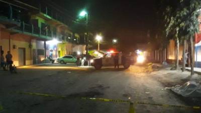 Uno de los delincuentes después de dispararle al comerciante huyó en el carro que le robaron.