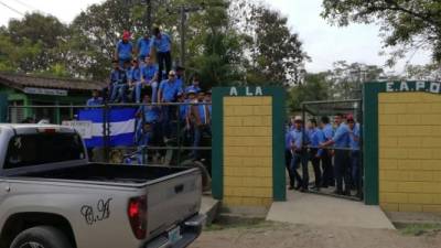 Los estudiantes colocaron una bandera en el portón del centro eductivo.