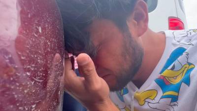 El migrante hondureño Selvin Saavedra lloró ante las cámaras.