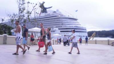 Gran parte de la actividad económica en Roatán descansa sobre la llegada de cruceros.