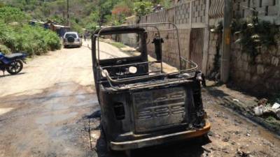 La mototaxi fue quemada después que bajaran al conductor.