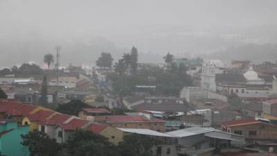 Cielos nublados, bajas temperaturas y lloviznas deja un frente frío en la zona occidental de Honduras este lunes 11 de noviembre.