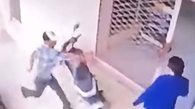 Imagen captada del video en el que un sujeto armado apunta al abogado y, al accionar el gatillo, el arma de fuego falla. Imagen captada del video en el que un sujeto armado apunta al abogado y, al accionar el gatillo, el arma de fuego falla.