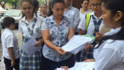 Estudiantes y padres de familia de la escuela Normal Mixta del Valle de Sula llegaron hoy al Ministerio Público.