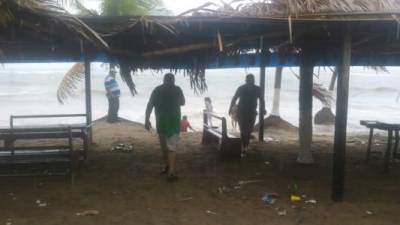 Mal temporal obligó a las autoridades de socorro a evacuar a varias personas en el Caribe de Honduras.