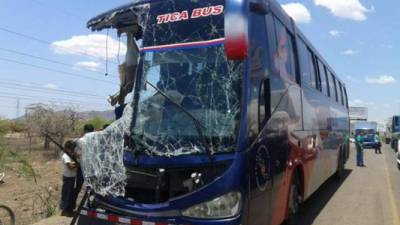 El autobús de la empresa TicaBus se dirigía de Honduras hacia Nicaragua cuando se accidentó.