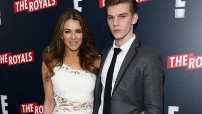 Elizabeth Hurley y su sobrino Miles Hurley.