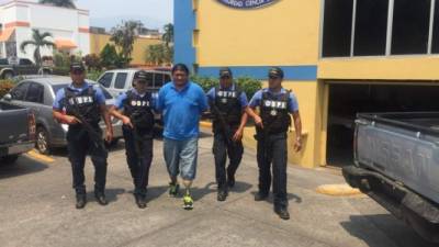 El detenido cuando era presentado en las instalaciones de la Dirección Policial de Investigaciones (DPI) en San Pedro Sula, zona norte de Honduras.