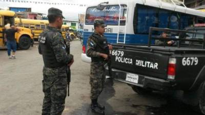 Policías y militares están en los puntos donde se registra la afluencia de personas.