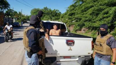 La Fuerza Nacional Antimaras y Pandillas de Choluteca al momento del traslado de los sospechosos.