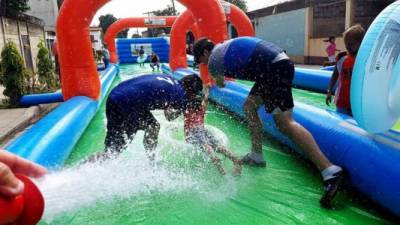 Durante la jornada, los asistentes disfrutarán de un tobogán, piscinas, juegos y premiaciones.