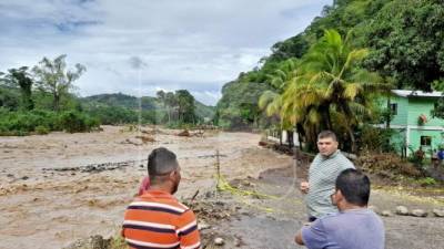 La carretera en Petoa quedó destruida y se interrumpió el paso en vehículo. Aldeas completas fueron destruidas por la crecidas de quebradas y alud de tierra. Los damnificados en albergues necesitan ayuda.