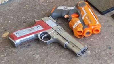 Caen con pistolas de juguete después de asaltar pasajeros