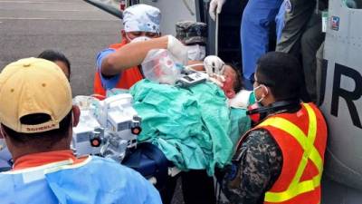 Un equipo médico de Fundaniquem hizo ayer el traslado en un avión de la FAH a Tegucigalpa adonde será atendido. Fotos: Cortesía Fundaniquem