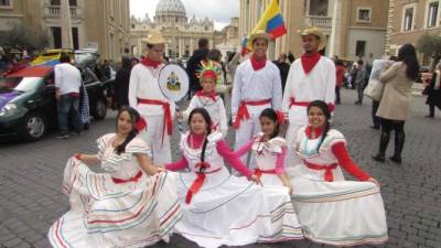 Un grupo de danzas folklóricas de hondureños en la Plaza de San Pedro, situada en El Vaticano, a los pies de la Basílica de San Pedro