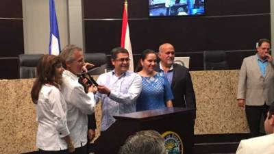 El presidente de Honduras Juan Orlando Hernández recibió las llaves del alcalde Luigi Boria.