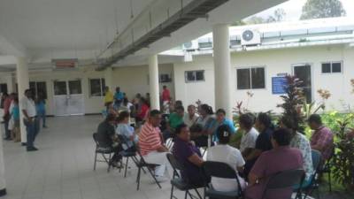 Empleados se encuentran en asambleas informativas en el hospital ceibeño.