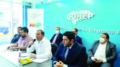 Juan Carlos Sikaffy, presidente del Cohep, brindó una conferencia de prensa junto a los comisionados del Registro Nacional.