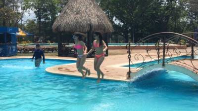 En Cascata Lodge puede bañar en la piscina y pasarla súper bien.