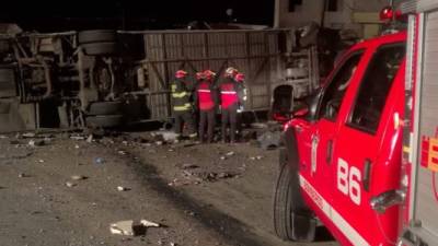 Bomberos y rescatistas trabajan en la escena de un accidente. AFP